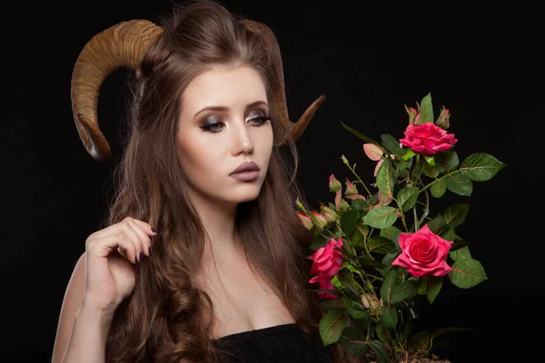 Портрет привабливої жінки демона з рогами — стокове фото