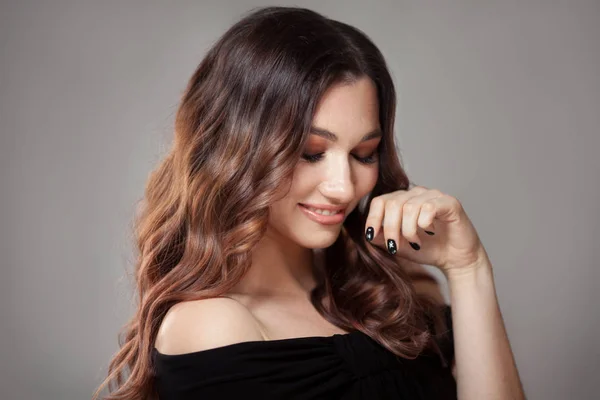 Mulher bonita com cabelo encaracolado marrom longo. — Fotografia de Stock