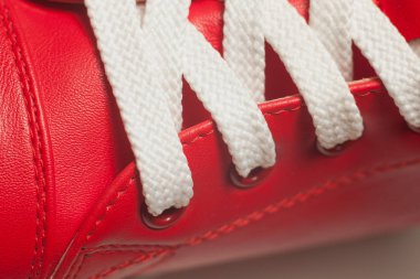 Spor ayakkabı çekim görünümü. Beyaz ayakabı kapatmak.