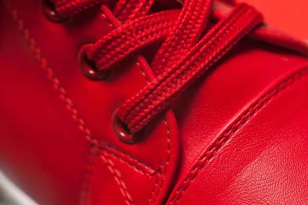 Närbild av sportskor. Röda skosnören närbild. — Stockfoto