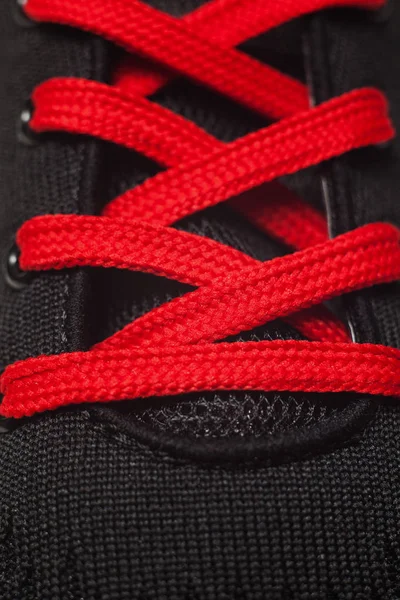 Closeup pohled na sportovní botu. Červená tkaničky. — Stock fotografie
