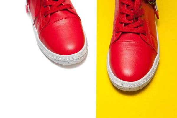 Sport bőr cipők elszigetelt fehér háttér — Stock Fotó