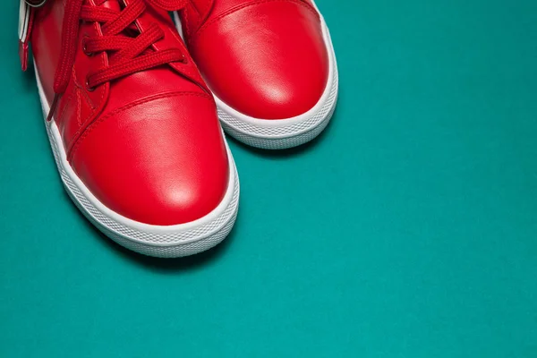 Un deporte zapatillas rojas sobre fondo azul — Foto de Stock