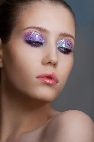 Kunst make-up vele pailletten en strass van verschillende vormen — Stockfoto