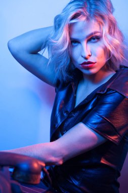 Neon gece ışıkları moda giyim giyinmiş çekici kadın.