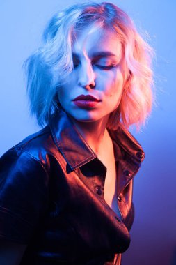 Neon gece ışıkları moda giyim giyinmiş çekici kadın.