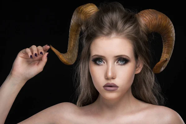 Porträtt av en attraktiv demon kvinna med horn — Stockfoto