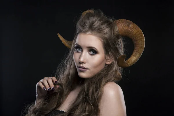 Porträtt av en attraktiv demon kvinna med horn — Stockfoto