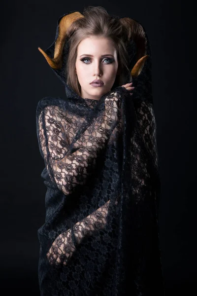 Ritratto di una donna demoniaca attraente con le corna — Foto Stock