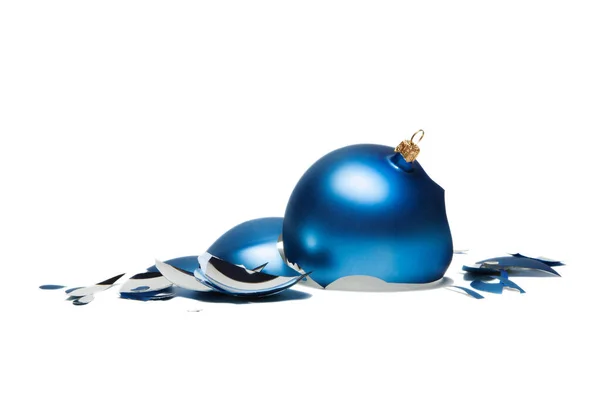 Bola de Natal quebrada em pequenos pedaços isolados em branco — Fotografia de Stock