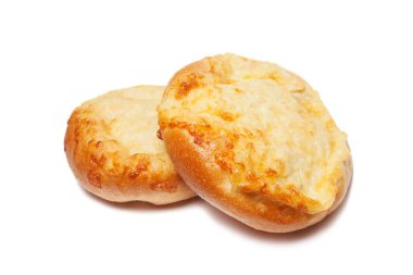 Beyaz arka planda iki peynirli çörek.