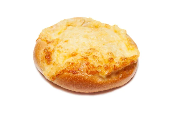 Un bollo de queso sobre un fondo blanco —  Fotos de Stock