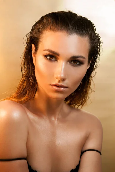 Gyönyörű fiatal nő nedves hajjal és arccal. — Stock Fotó