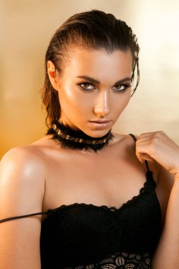 Islak saçlı ve yüzlü güzel bir kadın..