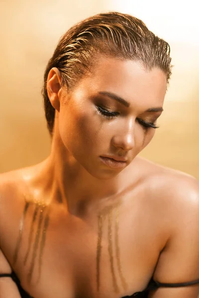 Mulher bonita com cabelo molhado e rosto. — Fotografia de Stock