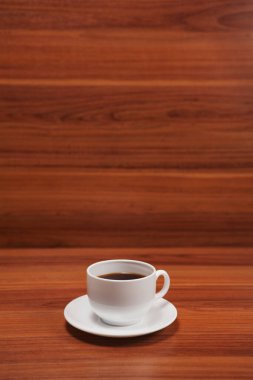 Ahşap masa arkasında kahve fincanı manzarası