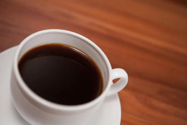 Kaffe kopp ovanifrån på trä bord bakgrund — Stockfoto