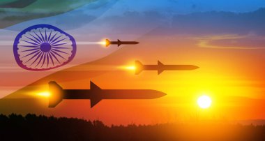 Füzeler hedefe doğru uçuyor. Füzeler gün batımında Hindistan bayrağıyla gökyüzünde. Füze savunması, yaylım ateşi sistemi..