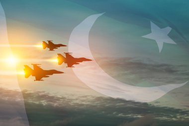 Hava Kuvvetleri Günü. Gün batımının arka planında saydam Pakistan bayrağı olan uçak siluetleri. 7 Eylül 'de Pakistan' da ulusal bir gün olarak kutlandı.