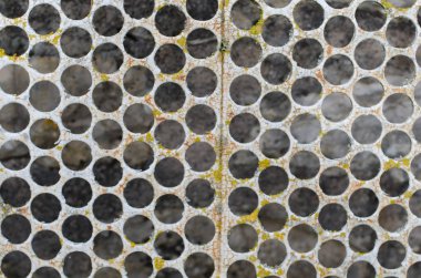 Dairesel desenli paslı metal.