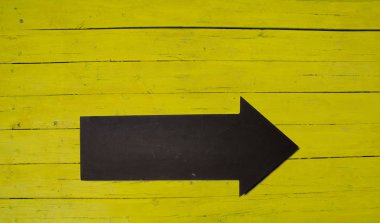 Blackboard ok şeklinde üstte sarı ahşap arka plan
