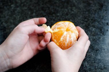 Childs'ın elleri bir mandalina peeling