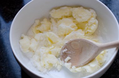 Tereyağı ve şekeri bir kapta karıştırma