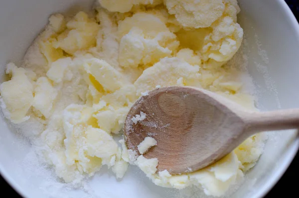 Tereyağı ve şekeri bir kapta karıştırma