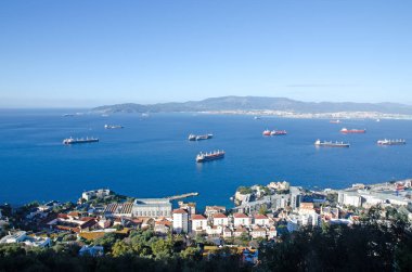 Cebelitarık Körfezi 'nde demirleyen bir sürü gemi var.