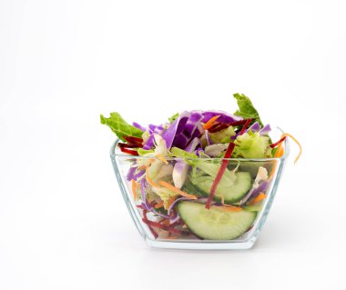 Beyaz arka planda cam kasede tatlı salata