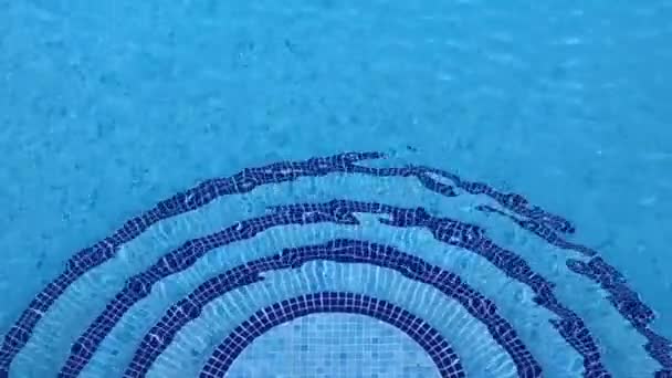 Rüzgâr Yüzme Havuzunda Dalgalanmalar Yaratıyor — Stok video