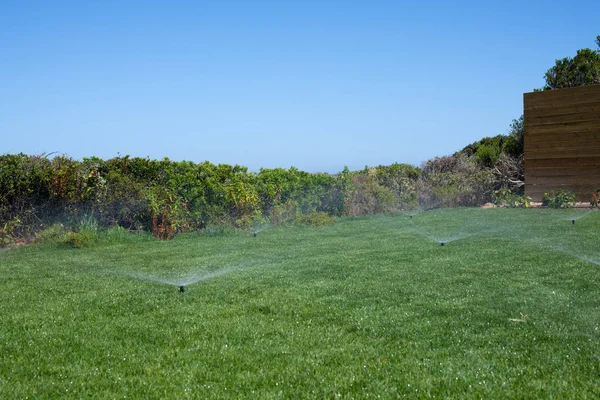 Système Irrigation Jardin Avec Arroseurs Pour Arroser Herbe — Photo