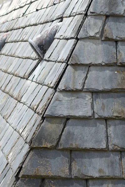 kayrak kiremitli bir çatı köşesi