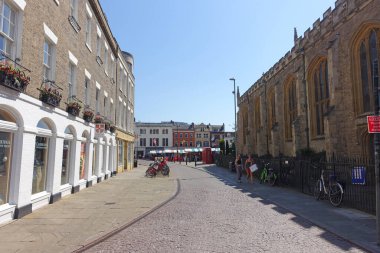 Cambridge, İngiltere Temmuz 2020: Coronavirus seyahat kısıtlamaları nedeniyle çok az ziyaretçi, turist veya yaz öğrencisi ile Cambridge