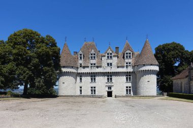 Dordogne, Fransa Temmuz 2020: Fransa 'da Bergerac yakınlarında aktif bir üzüm bağının bulunduğu Chateau Monbazillac