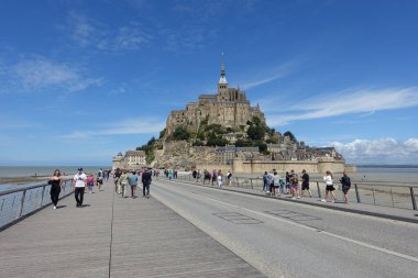 Mont St Michel, Fransa: Temmuz 2020: Kuzey Fransa 'da Mont St Michel' in ünlü şehir simgesini ziyaret eden turistler