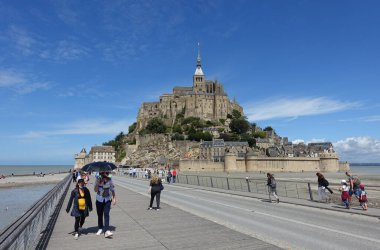 Mont St Michel, Fransa: Temmuz 2020: Kuzey Fransa 'da Mont St Michel' in ünlü şehir simgesini ziyaret eden turistler