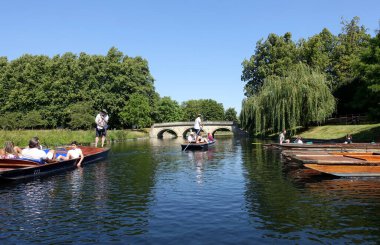 Cambridge, İngiltere 31 Temmuz 2020: Cambridge 'deki Cam nehri üzerindeki üniversitelerin arkasında gezinti