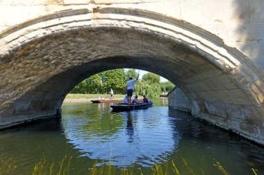 Cambridge, İngiltere 31 Temmuz 2020: Cambridge 'deki Cam nehri üzerindeki üniversitelerin arkasında gezinti