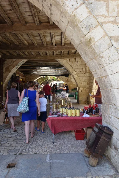 Monpazier Francie Červenec 2020 Tržní Stánky Pod Středověkými Oblouky Městě — Stock fotografie