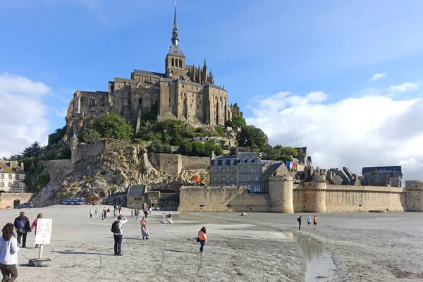 Mont Michel France July 2020 Tourists Visiting Famous Landmark Mont — Stock Photo, Image