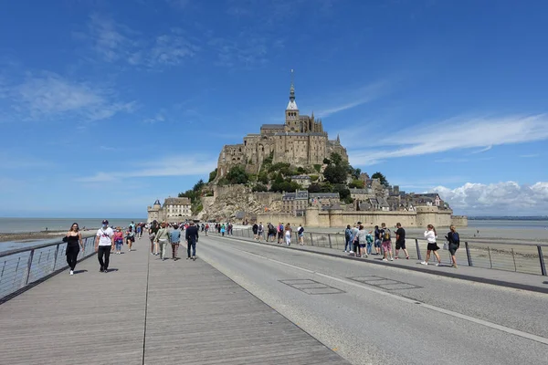 Mont St Michel, Fransa: Temmuz 2020: Kuzey Fransa 'da Mont St Michel' in ünlü şehir simgesini ziyaret eden turistler