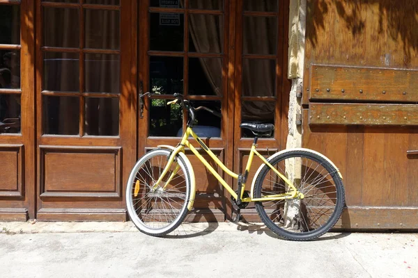 Bicicleta Amarilla Apoyada Frente Casa —  Fotos de Stock