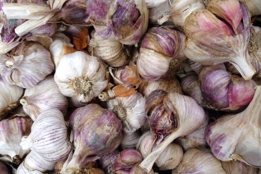 Bir süpermarkette satılık pembe sarımsak soğanları arka planı