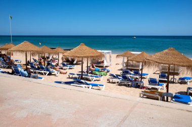 Salema, Portekiz; 10 Temmuz 2025; Portekiz 'in Algarve kentindeki Salema' da kiralanacak şemsiyeler ve güneşlikler
