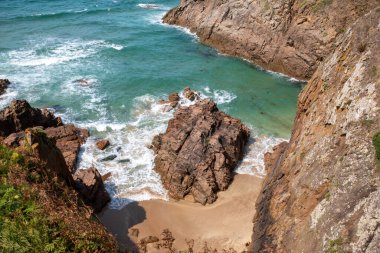 Dalgalar tarafından kesildikten sonra Plemont sahiline bakıyor.