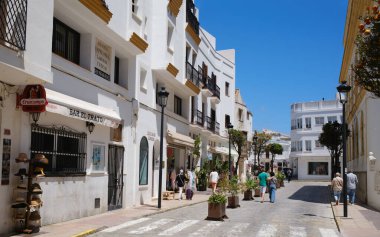 Tarifa, İspanya; 11 Mayıs 2025; Tarifa, İspanya 'da Calle Sancho IV el Bravo Caddesi