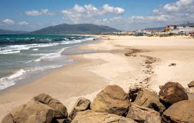 Playa de los Lances, Tarifa, İspanya 'da kumlu bir sahil.