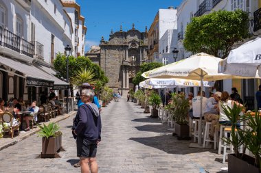 Tarifa, İspanya; 11 Mayıs 2025: Tarifa, İspanya 'daki St. Mateo Apostol Kilisesi' ne giden Sancho IV el Bravo