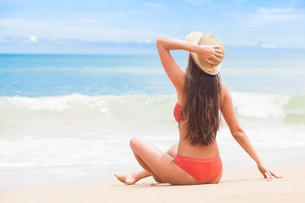 赤いビキニと熱帯のビーチで横になっている麦わら帽子の長い髪の女性の肖像画。カオ タイ ・ カオラック — ストック写真